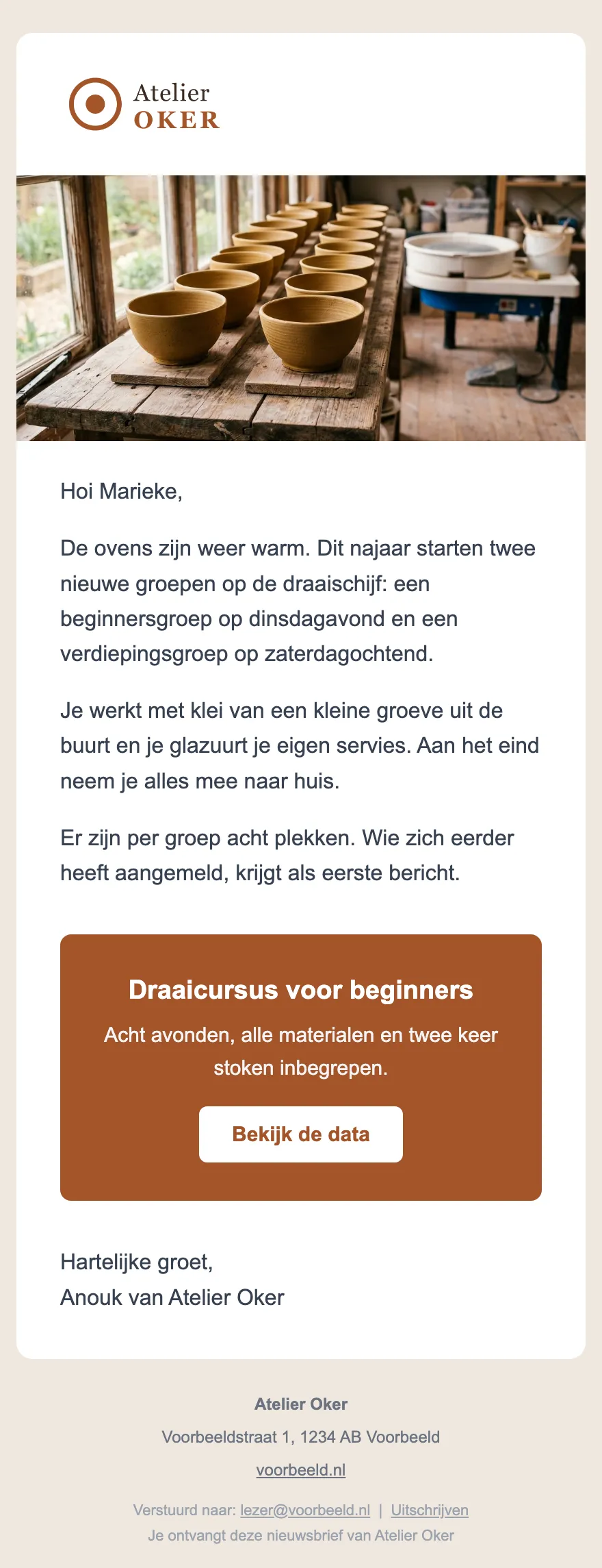Nieuwsbrief van Atelier Oker met logo, een foto van keramiek in een atelier, een persoonlijke tekst en een knop om de cursusdata te bekijken.